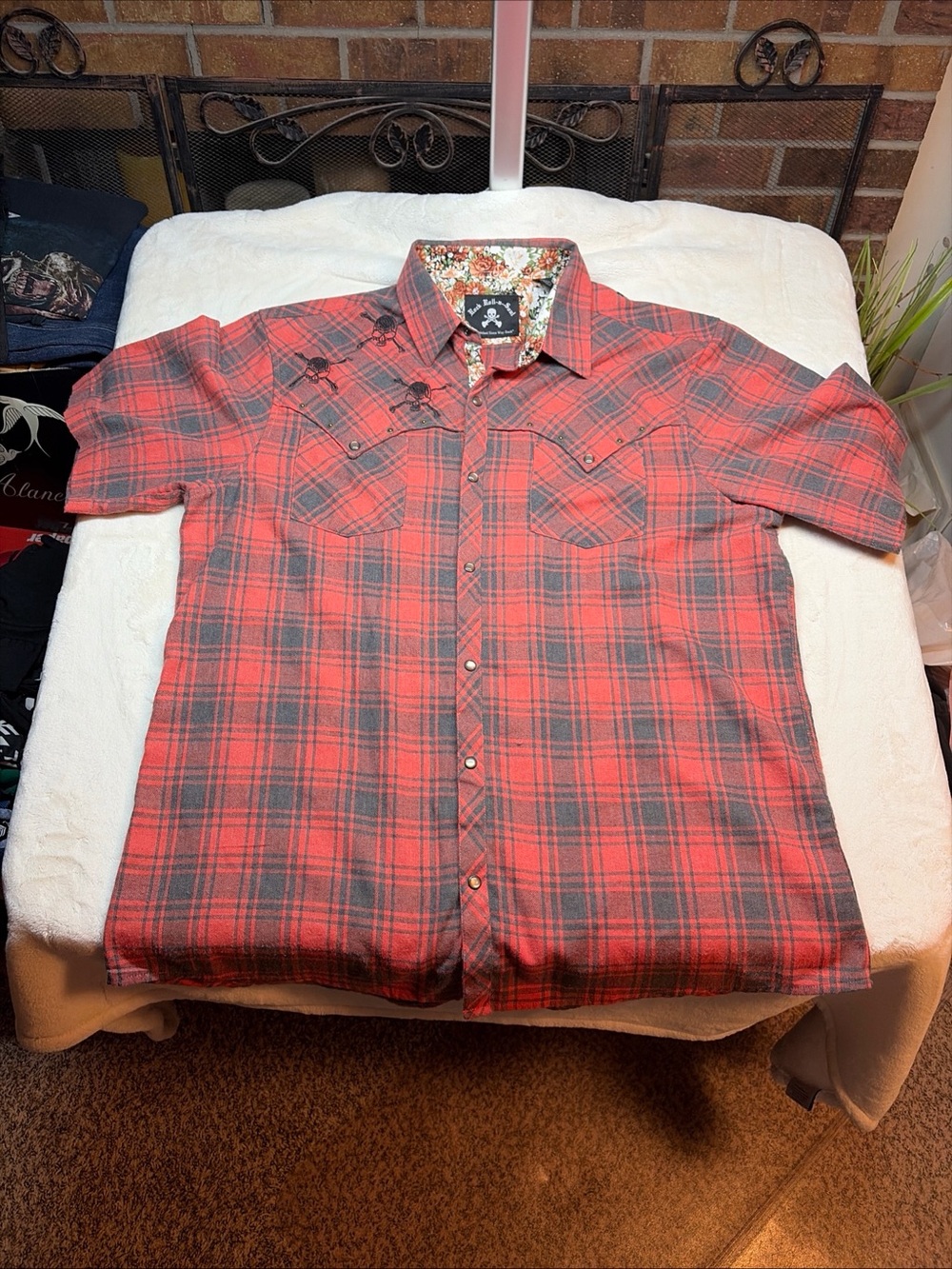 Rock Roll-n-Soul Men's XXL Red/Black Plaid Short Sleeve Pearl Snap w/ Skulls